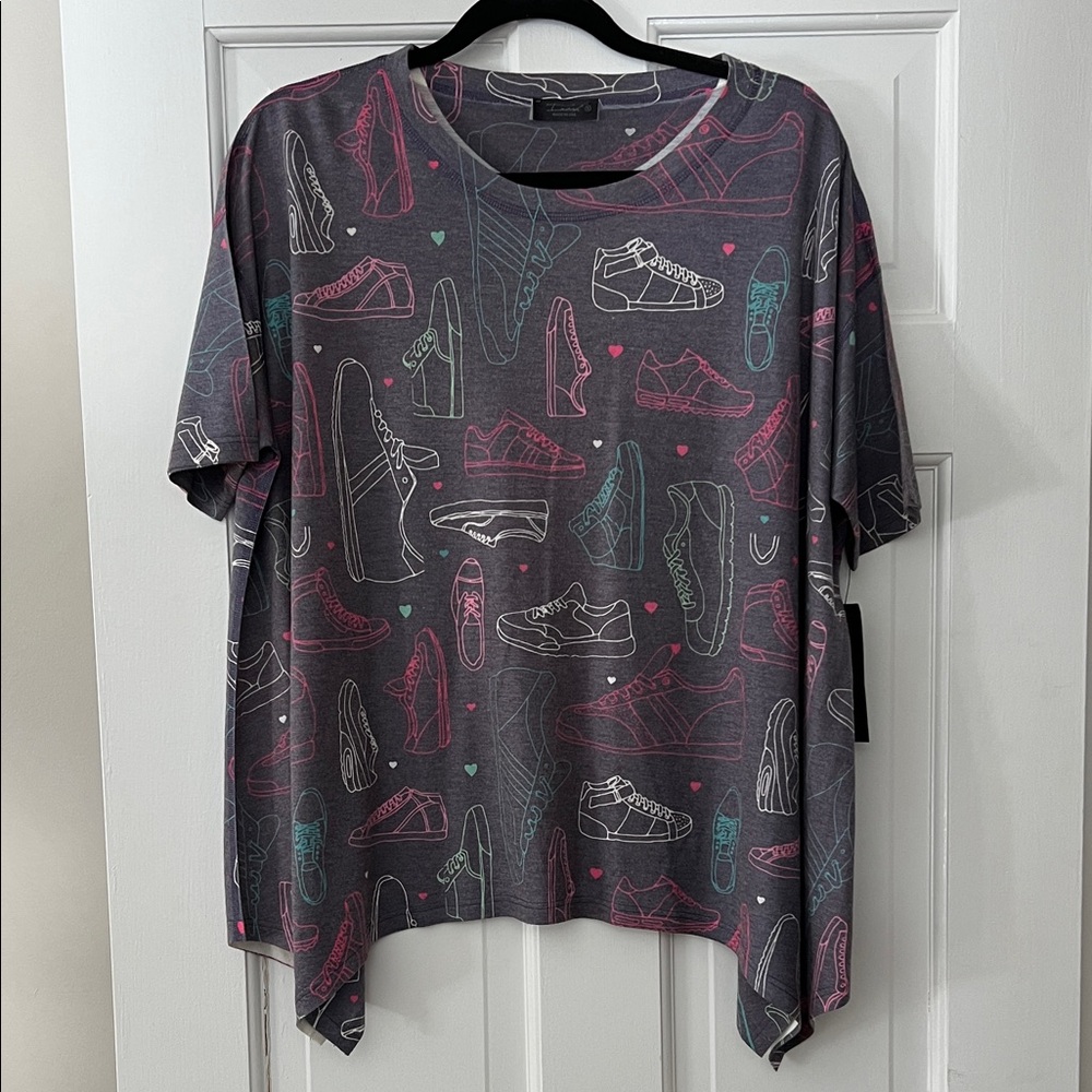 NEW!  INOAH Graphic Sneaker Print Heathered T-Shirt, w/Handkerchief hem, Size S